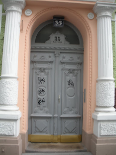 I think the graffiti actually adds something to this door. (Vienna)
