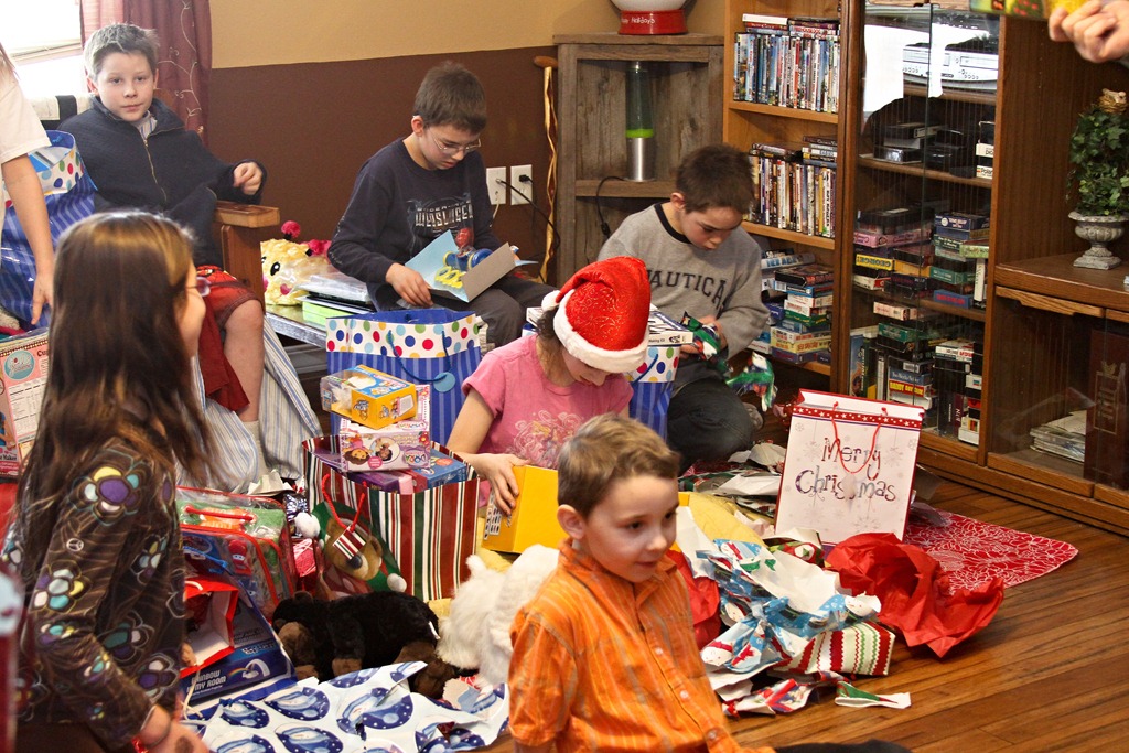 [Kids%2520opening%2520gifts%255B4%255D.jpg]