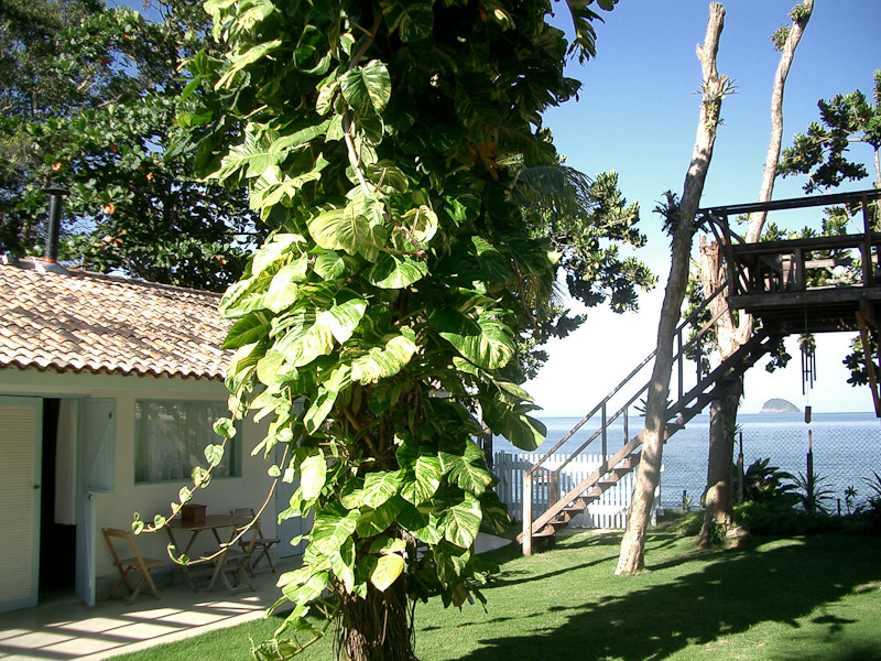 Imagem das acomodações do chalé 7: Marlin Branco / Image of the accommodations on challet 7: "Marlin Branco" Pictures of A pousada, seus chalés e arredores. Picture number 3723160447. Photo by Pousada Pé na Areia - Charming, fully decorated sea facing chalets located on Boiçucanga beach, on São Paulo northern shore. Boiçucanga is a beach with calm waters and woundrous sunset, surrounded by the Atlantic Rainforest and by very good restaurants. There also is a complete services infrastructure that includes supermarkets and shopping malls. You can find all that and much more at “Pé na Areia” (aka “Esquina da Mentira”), the perfect place for spending your vacations and weekends, or even having your own house at the sea.