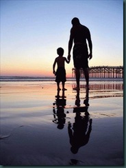 PADRE E HIJO EN LA PLAYA PADRE E HIJO EN LA PLAYA