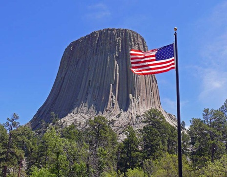 Devil's Tower w flag