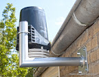 De boel is vastgezet met een uitlaatbeugel op een schotelantenne-beugel.