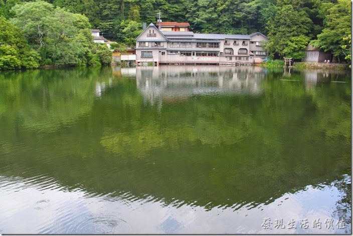 日本北九州-金鱗湖。從這裡就可以遠遠地看到畫面右上角的水中有一鳥居，那兒就是「天祖神社」的所在地了。