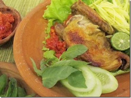 Sajian Ayam Penyet Ditambah Sambal Mangga Sajian Ayam Penyet Ditambah Sambal Mangga
