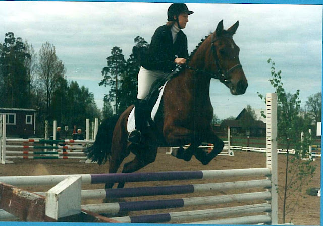 Mirah och Eva-Britt på hoppning i Valla 1998 Mirah och Eva-Britt på hoppning i Valla 1998