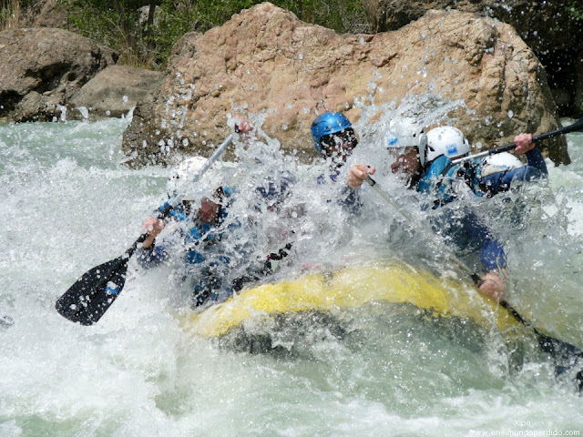 descenso-por-el-rio-gallego-barcaza.jpg