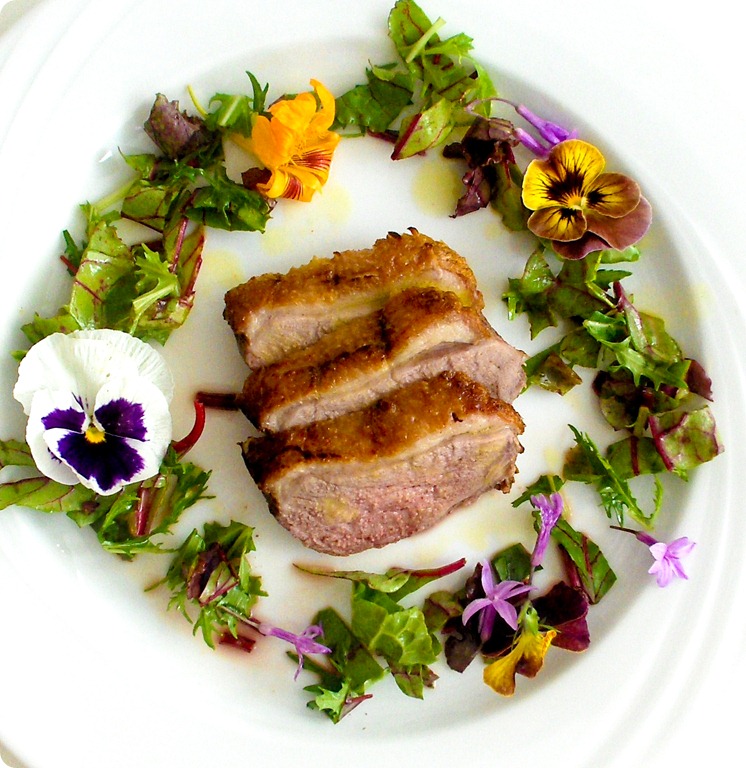 Duck with Orange Dressing and flower salad (1 von 1)