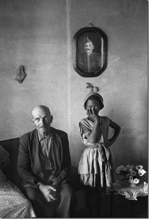 David Goldblatt - A plot-holder with the daughter of a servant, Wheatlands, Randfontein, September 1962