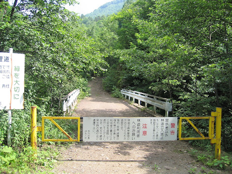 平金大滝近くの林道ゲート