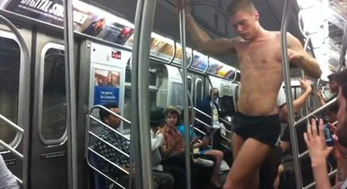 Jovem fica de cueca em metrô de NY e faz performance de pole dance