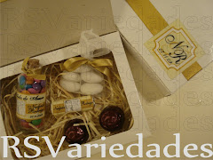 Caixa especial 1
    : R$ 3,00 unid vazia (min. 20 unids).
    : R$14,00 unid (min. 14 unids).
    : Medidas - 16x12x3,5 cm.
    : Conteúdo - vidrinho com confeti, 2 trufas, balinha personalizada, saquinho contendo 5 amêndoas.