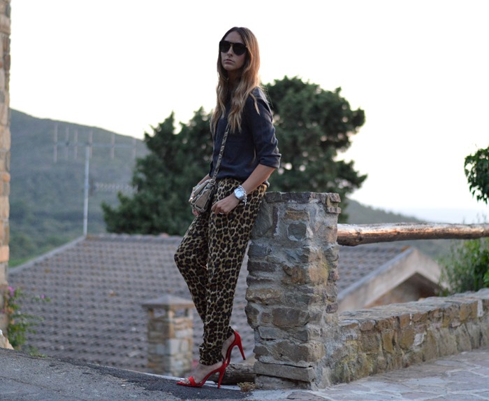 Animal print, dolce & gabbana bag, harem pants, zara sandals, zara shoes, fashion, fashion blogger, pantaloni animalier, animal prints, red sandals