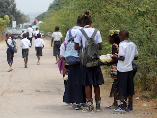 Des élèves sur une des avenues de Kinshasa le 5/9/2011, lors de la rentrée scolaire 2011-2012. Radio Okapi/ Ph. John Bompengo