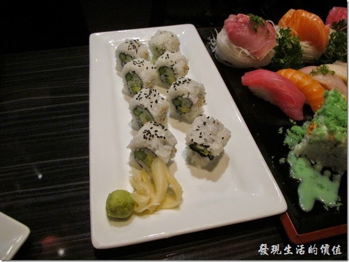 美國-路易斯威爾(Louisville) Sake Blue日本料理。AAC roll (Cucumber, avocado & asparagus)，US$8.0（黃瓜，酪梨和蘆筍）。