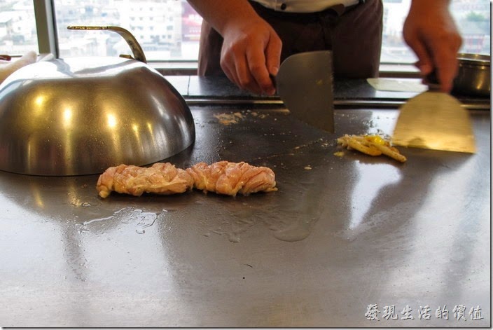 台南-上品鐵板燒餐廳。吃鐵板燒，除了吃食材的新鮮度之外，有時候就是想看看師傅們的現場烹煮的手藝。