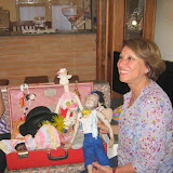 No ICEJ, Edith Chacon brinca com um boneco feito sob encomenda por Elias José para dar vida a um de seus personagens.JPG
