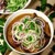 Laksa z grzybami shiitake, ogórkiem i czerwoną cebulą