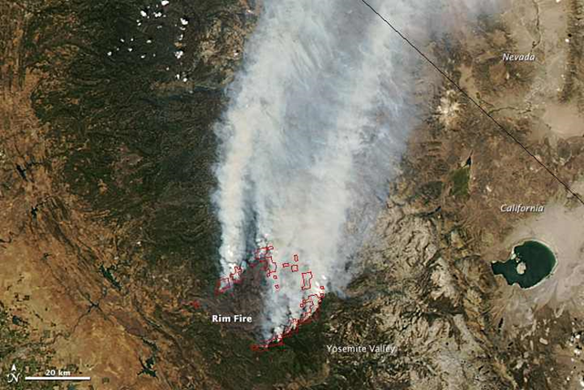 On 26 August 2013, the Moderate Resolution Imaging Spectroradiometer (MODIS) on NASA&rsquo;s Aqua satellite captured this image of the Rim fire burning in and near Yosemite National Park. Red outlines indicate hot spots where MODIS detected unusually warm surface temperatures associated with fire. Photo: Jeff Schmaltz / LANCE/EOSDIS Rapid Response