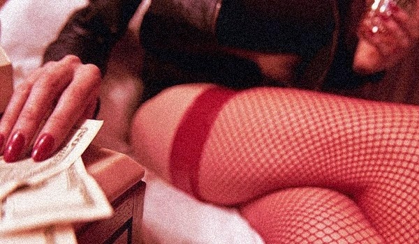 [prostituta-pegando-dinheiro3.jpg]