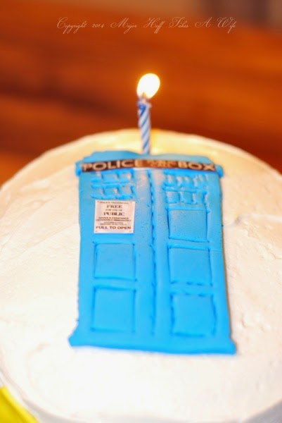 Doctor Who Tardis Cake with Fondant Police Box.jpg Doctor Who Tardis Cake with Fondant Police Box