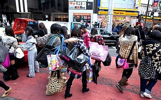 Liquidação Sacolas da Sorte no Japão: Compre sem saber o que está levando. Foto: TokyoFashion