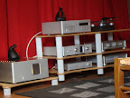 Du lourd de chez Luxman avec un "énorme" MA (600 ou 800 ?) une très belle platine CD D-O8. Et tout à fait à droite un préampli + ampli EDGE, magnifique de fluidité