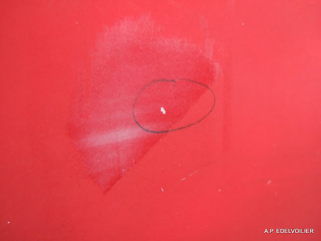 Lors de l'analyse de la coque, on repère et on marque au crayon les moidres défauts à réparer.