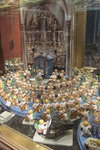 This miniature orchestra would make an amazing display.