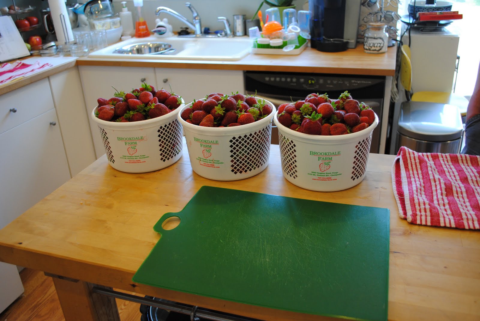 [strawberries-2011-06-02-00120.jpg]