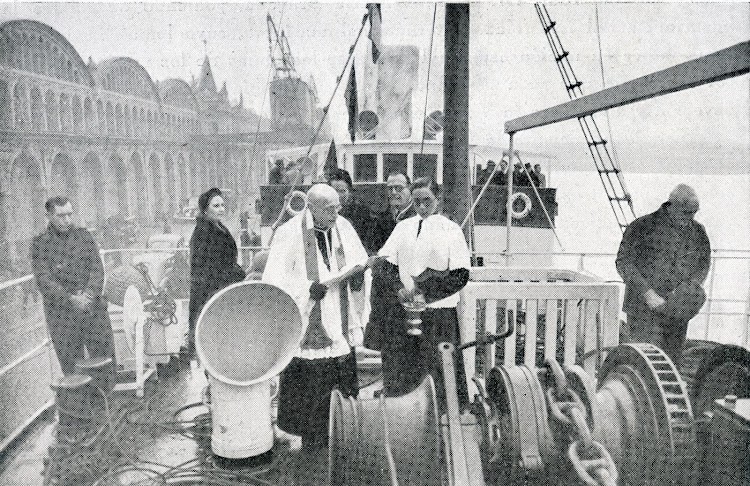 Bendición del vapor LA GUARDIA. 14 de enero de 1942. Puerto de Barcelona. Foto del libro Centro y Pia-Union del Apostolado del Mar. Memoria.jpg