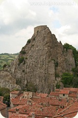 Roccalbegna e il suo "sasso" altissimo scoglio caratterizzato da pareti levigate che lo fanno simile ad una torre.