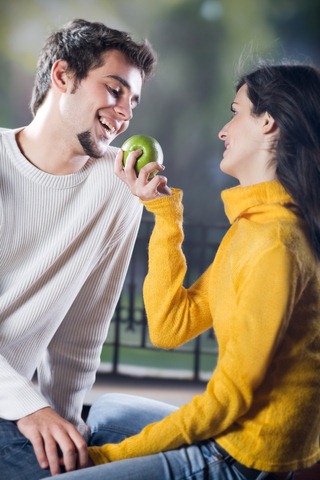 [couple-with-apple3.jpg]
