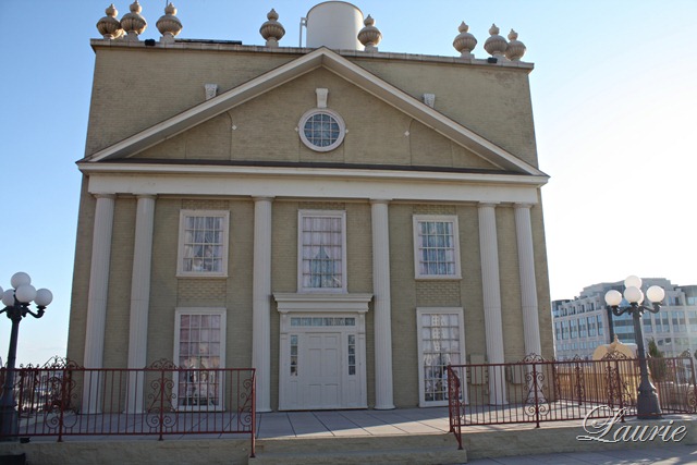 [duck-palace2.jpg]