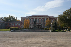 Центральная площадь, бывшее реальное училище.