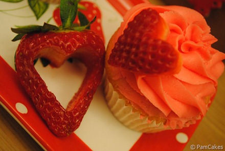 Cupcakes con corazón de fresa