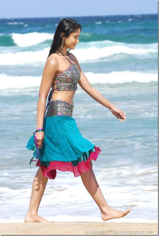 actress-ileana-hot-stills-in-beach-mini-skirt