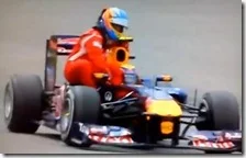 Webber da un passaggio ad Alonso nel gran premio di Germania 2011