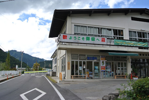 まばらにある分厚い雲、山の天気は変わりやすい。遠くではゴロゴロ言っている気がするし、気が抜けないが。とりあえず着いたので、一息。