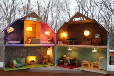 Casa de muñecas realizada con una caja de cartón