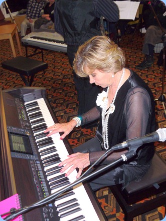 Carole Littlejohn keeping the music flowing - great piano playing with lots of attitude!