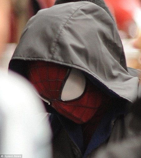 The Amazing Spider-Man 2 Set Photos with Andrew Garfield in Costume 01