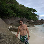 Der Biologe untersucht die bewachsenen Felsen des Litorals