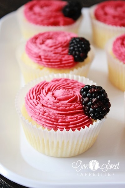 [blackberry_lemonade_cupcakes3.jpg]
