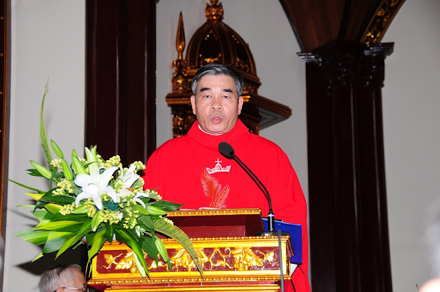Cha hạt trưởng Bình định đọc văn thư xác nhận hài cốt Thánh Anrê Nguyễn Kim Thông