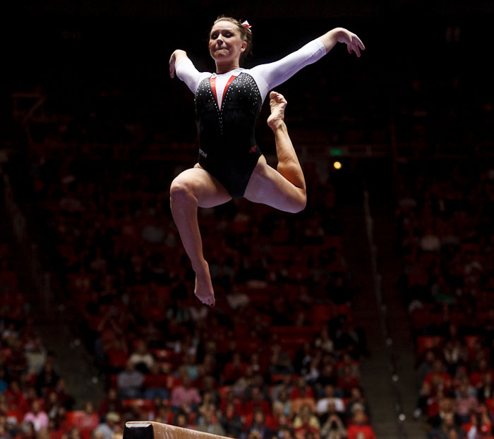 Stephanie McAllister on beam<br />

