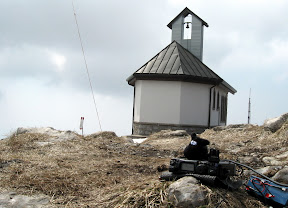 S5/TK-002 shack je le 1m od meje.
