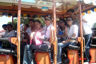 Students had a photo shoot inside the tranvia.