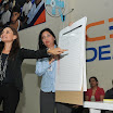 La licenciada Irina León y su ayudante utilizaron materiales simulados de papelería electoral para la exposición.JPG