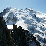 Ar�te des Cosmiques... et en arri�re plan de gauche � droite le Mont Blanc du Tacul, le Mont Maudit et le Mont Blanc