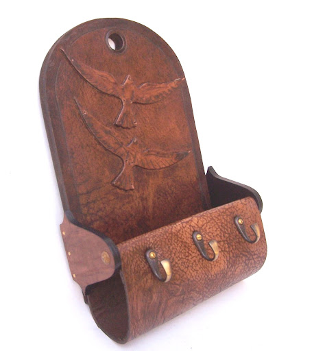 P121 CUELGA LLAVES DETALLE 2 PALOMAS CUERO p121 picnik lh3ggphtcom